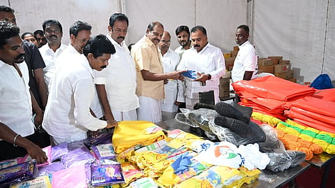 தமிழக காங்கிரஸின் ‘உதவும் கை’ வெள்ள நிவாரண உதவி மையம் திறப்பு