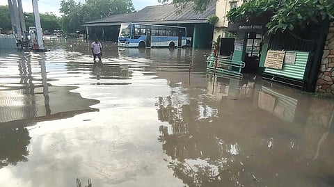 விருதுநகரில் ஒரே இரவில் கொட்டித் தீர்த்த மழை - இயல்பு வாழ்க்கை பாதிப்பு