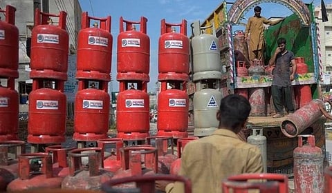 பாகிஸ்தானில் சமையல் எரிவாயு சிலிண்டர் விலை ரூ.7,000: ஈரான் எல்லை மூடப்பட்டு உள்ளதால் விநியோகம் கடும் பாதிப்பு