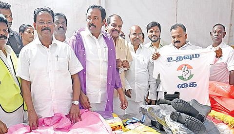 காங்கிரஸ் சார்பில் 'உதவும் கை' என்ற வெள்ள நிவாரண உதவி மையத்தை மாநிலத் தலைவர் மாணிக்கம் தாகூர் நேற்று திறந்து வைத்தார். உடன் அமைச்சர் செ.ராஜேஷ்குமார், மூத்த தலைவர்கள் கே.வி.தங்கபாலு, பீட்டர் அல்போன்ஸ், பொருளாளர் ரூபி மனோகரன், பொதுச் செயலாளர் சிரஞ்சீவி உள்ளிட்டோர். | படம்: ம.பிரபு |
