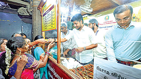 திருவல்லிக்கேணி பார்த்தசாரதி கோயிலில் நிர்வாகமே பிரசாதம் தயாரித்து விற்பனை: அமைச்சர் ரமேஷ் தொடங்கி வைத்தார்