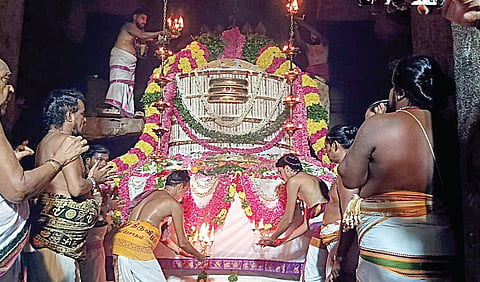 அரியலூர் மாவட்டம் கங்கைகொண்டசோழபுரம் பிரகதீஸ்வரர் கோயிலில் நேற்று அன்னாபிஷேகத்தையொட்டி நடைபெற்ற தீபாராதனை.