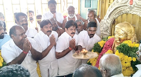 பசும்பொன்னில் தங்கக் கவசம் அணிவிக்கப்பட்ட தேவர் சிலைக்கு மாலை அணிவித்து மரியாதை செலுத்திய அதிமுக முன்னாள் அமைச்சர்கள் ஆர்.பி.உதயகுமார், மணிகண்டன் மற்றும் தர்மர் எம்.பி. உள்ளிட்டோர்.