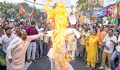 பிரதமர் மோடியின் தந்தை குறித்து அவதூறு கருத்து: கார்கேவுக்கு எதிராக பாஜக ஆர்ப்பாட்டம்