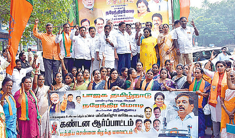 பிரதமர் மோடியின் தந்தையை விமர்சிக்க மல்லிகார்ஜுன கார்கேவுக்கு உரிமையில்லை: தமிழிசை கண்டனம்