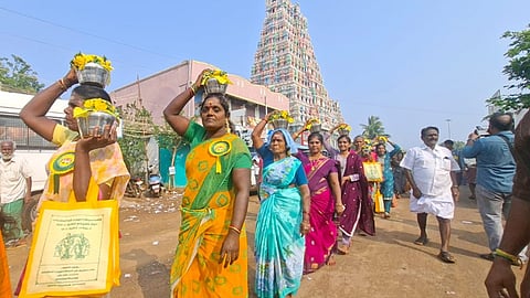 மருது சகோதரர்கள் நினைவு தினத்தில் பால்குடம் எடுத்து மரியாதை