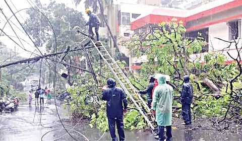 ஆந்திராவில் அர்னாப் புயலால் பலத்த சூறாவளி காற்றுடன் கனமழை - 85,000 பேர் முகாம்களில் தஞ்சம்