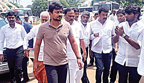 புழல் சிறையில் அடைக்கப்பட்டுள்ள முன்னாள் அமைச்சர் அன்பில் மகேஸை சந்திக்க வந்த எதிர்க்கட்சித் தலைவர் உதயநிதி ஸ்டாலின்.