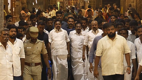 மதுரை மீனாட்சி அம்மன் கோயிலில் பழனிசாமி தரிசனம் செய்தபோது மின் தடை