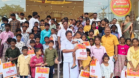 ஆதரவற்ற குழந்தைகளுக்கு தீபாவளி புத்தாடை வாங்கிக் கொடுத்த முன்னாள் எம்எல்ஏ
