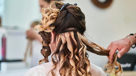 Bi-colour hair extensions in brown and blonde. Are you keeping these 10 hacks in mind while getting your hair extensions?