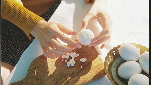 Six ways to peel hardboiled eggs