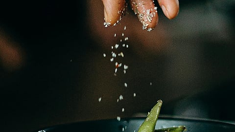 What is the pinch method of seasoning?