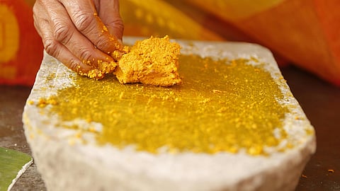 How to detect adulterated haldi?