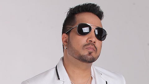 Mehenga karegi: Mika Singh recalls SRK's warning of hiring Gauri Khan for designing his house