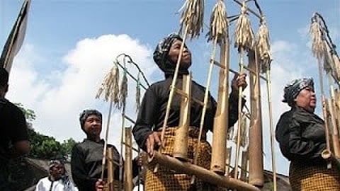 What is the Indonesian Angklung that President Prabowo Subianto gifted PM Modi during his official tour?