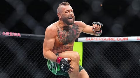 Conor McGregor suffers a blow to the knee on return bout