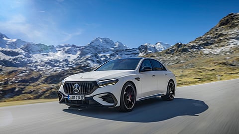 The two power sources deliver a system output of 585 hp and 750 Nm of torque, rising to 612 hp with the RACE START function