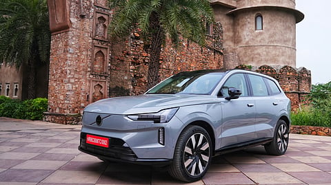 Performance, as we mentioned before, is fantastic – we are talking a 5.5-second time for the sprint to 100 km/h and a regulated top speed of 180 km/h