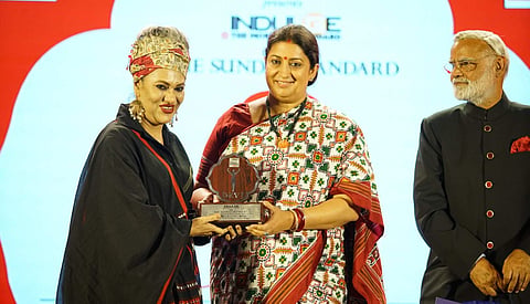 Smriti Irani and Prabhu Chawla honour dance exponent Alokananda Roy