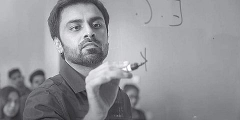 Jitendra Kumar as Jeetu Bhaiya in 'Kota Factory season 2'