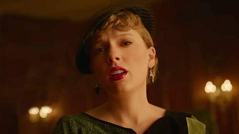 Taylor Swift in the trailer of Amsterdam