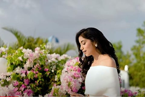 Minal in the Tu Hai Toh music video