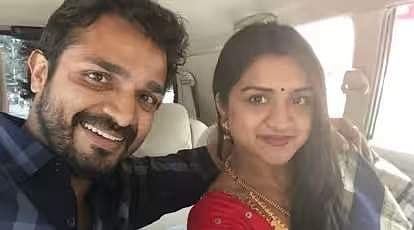 In Frame: Vijay with wife Spandana
