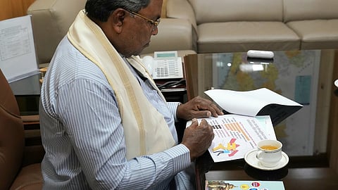 ಕೊನೆ ಕ್ಷಣದಲ್ಲಿ ಇಂದು ಬಜೆಟ್ ಮಂಡನೆಗೆ ಬಜೆಟ್ ಪ್ರತಿಯನ್ನು ಪರಿಶೀಲಿಸುತ್ತಿರುವ ಸಿಎಂ ಸಿದ್ದರಾಮಯ್ಯ