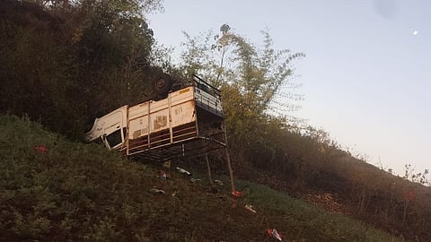ಪಲ್ಟಿಯಾಗಿ ಬಿದ್ದ ಪಿಕಪ್ ವಾಹನ