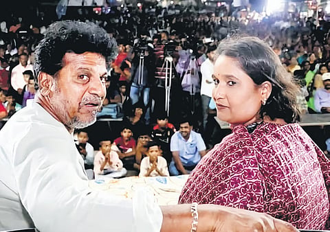 ಬುಧವಾರ ಸಂಜೆ ಶಿವಮೊಗ್ಗ ತಾಲೂಕಿನ ಹಾರನಹಳ್ಳಿಯಲ್ಲಿ ನಟ ಶಿವರಾಜಕುಮಾರ್ ಹಾಗೂ ಅವರ ಪತ್ನಿ ಗೀತಾ ಚುನಾವಣಾ ಪ್ರಚಾರದಲ್ಲಿ ಪಾಲ್ಗೊಂಡಿದ್ದರು.