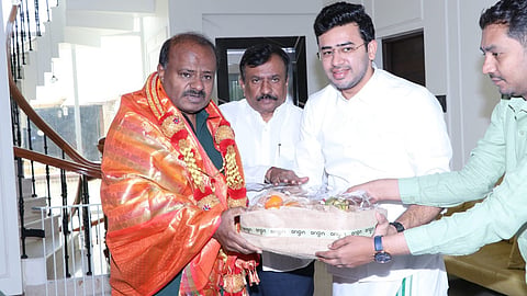 ಎಚ್ಡಿಕೆ ಭೇಟಿಯಾದ ಸಂಸದ ತೇಜಸ್ವಿ ಸೂರ್ಯ