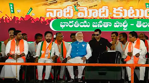 ತೆಲಂಗಾಣದ ನಾಗರಕರ್ನೂಲ್ನಲ್ಲಿ ಲೋಕಸಭೆ ಚುನಾವಣೆಯ ಪೂರ್ವಭಾವಿ ಸಾರ್ವಜನಿಕ ಸಭೆಯಲ್ಲಿ ಕೇಂದ್ರ ಸಚಿವ ಮತ್ತು ತೆಲಂಗಾಣ ಬಿಜೆಪಿ ಅಧ್ಯಕ್ಷ ಜಿ. ಕಿಶನ್ ರೆಡ್ಡಿ ಮತ್ತು ಇತರರೊಂದಿಗೆ ಪ್ರಧಾನಿ ನರೇಂದ್ರ ಮೋದಿ