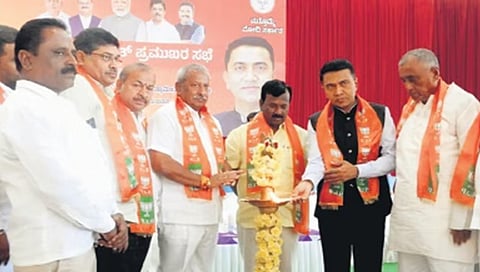 ಗೋವಾ ಮುಖ್ಯಮಂತ್ರಿ ಪ್ರಮೋದ್ ಸಾವಂತ್ (ಕಪ್ಪು ಕೋಟ್ನಲ್ಲಿ) ಗುರುವಾರ ದಾವಣಗೆರೆಯಲ್ಲಿ ಬಿಜೆಪಿ ಕಾರ್ಯಕ್ರಮದಲ್ಲಿ ಭಾಗವಹಿಸಿದರು. ಪಕ್ಷದ ಸ್ಥಳೀಯ ಮುಖಂಡರು ಇದ್ದಾರೆ.