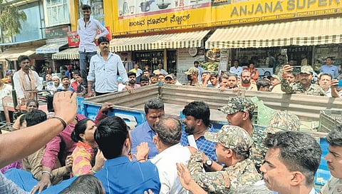 ಜಯನಗರದಲ್ಲಿ ಬೀದಿ ಬದಿ ವ್ಯಾಪಾರಿಗಳ ತೆರವುಗೊಳಿಸುತ್ತಿರುವ ಬಿಬಿಎಂಪಿ ಮಾರ್ಷಲ್ಗಳು.