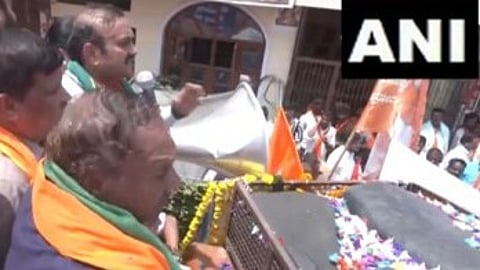 ನಾಮಪತ್ರ ಸಲ್ಲಿಕೆಗೆ ಮುನ್ನ ಮೆರವಣಿಗೆ ಸಾಗಿದ ಕೆ ಎಸ್ ಈಶ್ವರಪ್ಪ