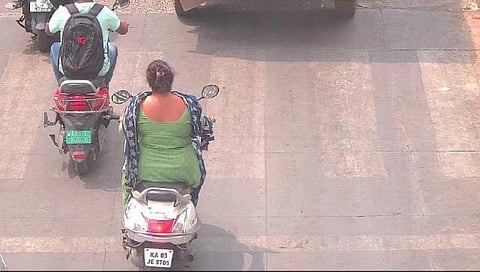 ಸಂಚಾರಿ ನಿಯಮ ಉಲ್ಲಂಘಿಸಿದ ಮಹಿಳೆ