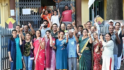 ಬೆಂಗಳೂರಿನ ಬಸವನಗುಡಿಯಲ್ಲಿ ಮತದಾನ ಕೇಂದ್ರದ ಹೊರಗೆ ಮತದಾನ ಮಾಡಿದ ನಂತರ ಫೋಟೋಗೆ ಪೋಸ್ ನೀಡಿದರು.