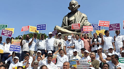 ರಾಜ್ಯ ಕಾಂಗ್ರೆಸ್ ನಾಯಕರಿಂದ ವಿಧಾನಸೌಧದ ಗಾಂಧಿ ಪ್ರತಿಮೆ ಮುಂದೆ ಪ್ರತಿಭಟನೆ