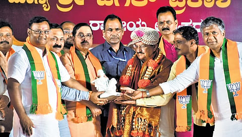 ಹುಬ್ಬಳ್ಳಿಯಲ್ಲಿ ಭಾನುವಾರ ನಡೆದ ಸಾರ್ವಜನಿಕ ಸಭೆಯಲ್ಲಿ ಬಿಜೆಪಿ ರಾಷ್ಟ್ರೀಯ ಅಧ್ಯಕ್ಷ ಜೆಪಿ ನಡ್ಡಾ ಅವರನ್ನು ಪಕ್ಷದ ಮುಖಂಡರು ಸನ್ಮಾನಿಸಿದರು.