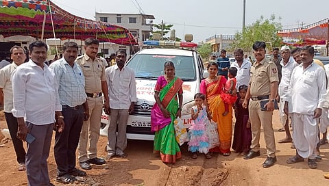 ಪೊಲೀಸರೊಂದಿಗೆ ಇರುವ ಶಿಲ್ಪಾ, ಶಾರದಾ ಅವರ ಚಿತ್ರ