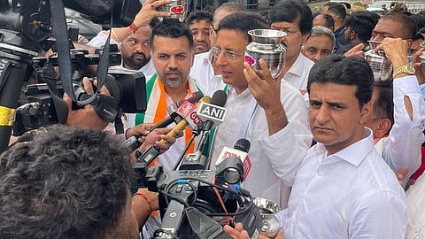 ಕಾಂಗ್ರೆಸ್ ನಾಯಕರಿಂದ ಚೊಂಬು ಪ್ರತಿಭಟನೆ