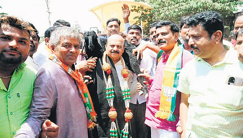 ಶಿರಹಟ್ಟಿಯಲ್ಲಿ ಮೇಕೆ ಕೊಟ್ಟು ಬೊಮ್ಮಾಯಿಗೆ ಸ್ವಾಗತ