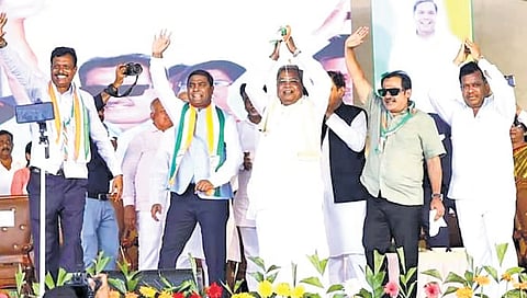 ವಿಜಯನಗರ ಜಿಲ್ಲೆಯ ಕೂಡ್ಲಿಗಿ ಪಟ್ಟಣದಲ್ಲಿ ಸೋಮವಾರ ನಡೆದ ಸಮಾವೇಶದಲ್ಲಿ ಕಾಂಗ್ರೆಸ್ನ ಇತರ ನಾಯಕರೊಂದಿಗೆ ಮುಖ್ಯಮಂತ್ರಿ ಸಿದ್ದರಾಮಯ್ಯ.