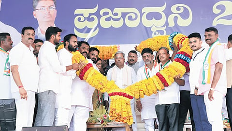 ಭಾನುವಾರ ಬೆಳಗಾವಿಯಲ್ಲಿ ಮುಖ್ಯಮಂತ್ರಿ ಸಿದ್ದರಾಮಯ್ಯ ಹಾಗೂ ಉಪಮುಖ್ಯಮಂತ್ರಿ ಡಿಕೆ ಶಿವಕುಮಾರ್ಗೆ ಸ್ಥಳೀಯ ಕಾಂಗ್ರೆಸ್ ಮುಖಂಡರು ಮಾಲಾರ್ಪಣೆ ಮಾಡಿದರು.