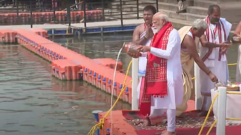 ಪ್ರಧಾನಿ ನರೇಂದ್ರ ಮೋದಿ ಅವರು ಉತ್ತರ ಪ್ರದೇಶದ ವಾರಣಾಸಿಯ ದಶಾಶ್ವಮೇಧ ಘಾಟ್ನಲ್ಲಿ 'ಗಂಗಾ ಪೂಜೆ' ನೆರವೇರಿಸಿದರು.