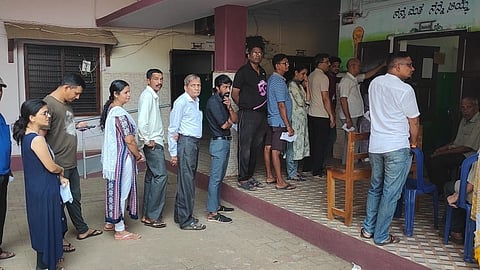 ಕಾರವಾರದಲ್ಲಿ ಮತ ಚಲಾಯಿಸಲು ನಿಂತಿರುವ ಮತದಾರರು