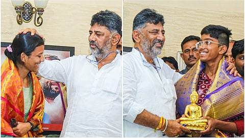 ಎಸ್ಎಸ್ಎಲ್ಸಿ ಟಾಪರ್ಗಳಾದ ಪ್ರಥಮ ರ್ಯಾಂಕ್ ಪಡೆದ ಅಂಕಿತಾ ಮತ್ತು ತೃತೀಯ ರ್ಯಾಂಕ್ ಪಡೆದ ನವನೀತ್ ಅವರನ್ನು ಸನ್ಮಾನಿಸಿದ ಡಿಸಿಎಂ ಡಿ ಕೆ ಶಿವಕುಮಾರ್