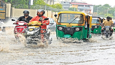 ಬೆಂಗಳೂರಿನಲ್ಲಿ ಭಾನುವಾರ ಸುರಿದ ಮಳೆಗೆ ರಸ್ತೆಗಳು ಜಲಾವೃತ