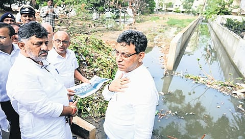 ಮಳೆಯಿಂದಾ ಅನಹುತಗಳ ಪರಿಶೀಲನೆ ನಡೆಸುತ್ತಿರುವ ಡಿಸಿಎಂ ಡಿಕೆ ಶಿವಕುಮಾರ್